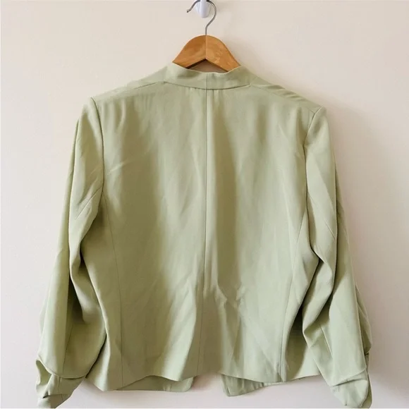 🌟RARE🌟 Aritzia Babaton Macauley Cropped Blazer in soft sage green (XXS) - Picture 3 of 8